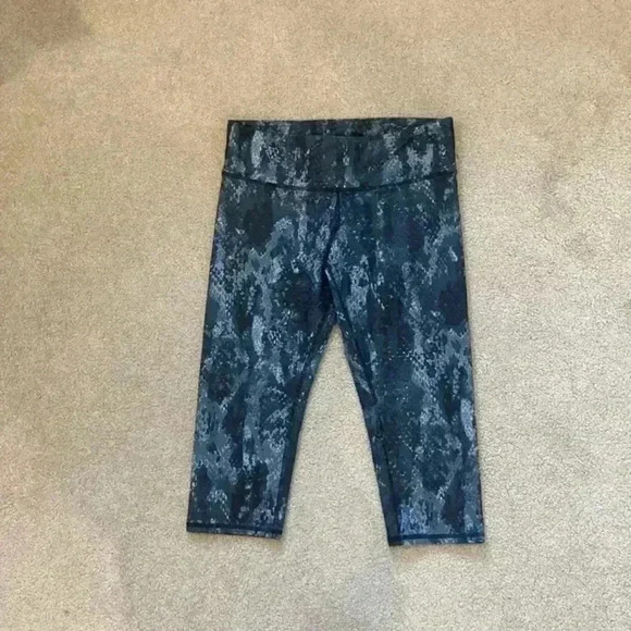 ⭐️ Alo Yoga Airbrush Python Snakeskin Capri Leggings Black & Grey in size small - Picture 1 of 5